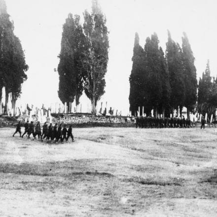 Un gruppo di reclute turche a Costantinopoli, nel 1915.© IWM (Q 53655)