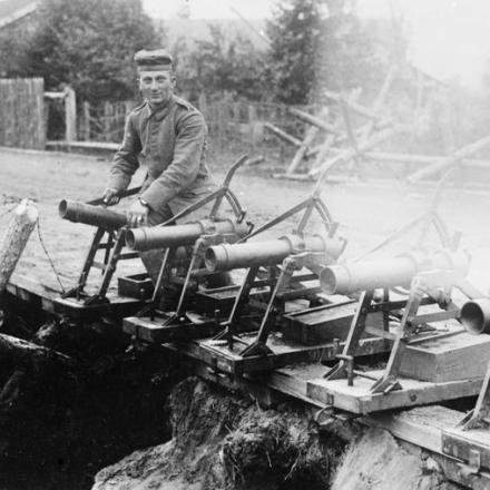 Fronte orientale, Soldato tedesco arma lanciatori per bombe a gas.© IWM (Q 23910)