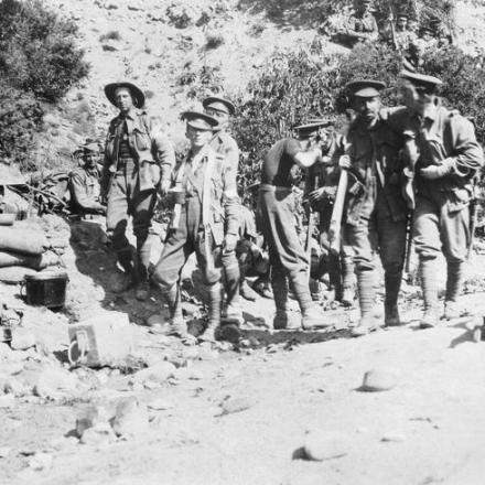 Soldati feriti si dirigono alla stazione di medicazione dell'Austrian 3rd Battalion a Shrapnel Gully, Gallipoli, il 26 aprile 1915.© IWM (Q 114177)