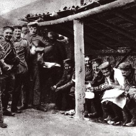 Soldati tedeschi in latrina