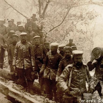 Truppe tedesche in fila per ricevere razioni sul fronte occidentale