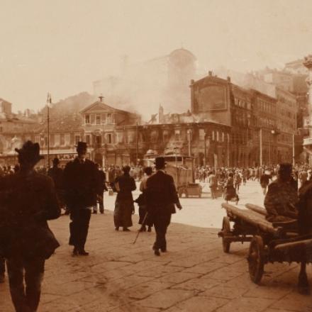 Il rogo de "Il Piccolo" in una foto della collazione di Jurco Lapanja a Gorizia