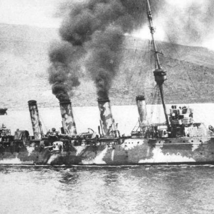 Un incrociatore inglese al largo dei Dardanelli. Foto di Hulton Archive/Getty Images