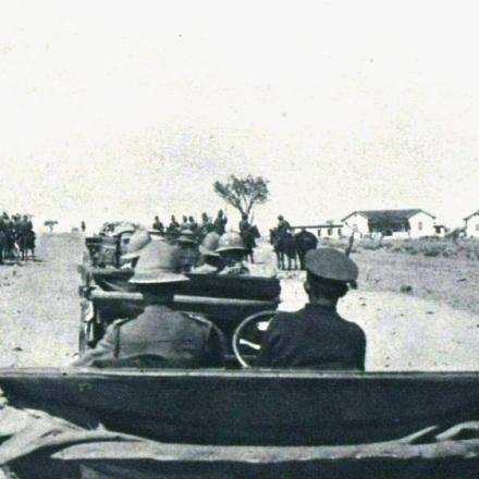 Una colonna motorizzata attende la resa di Windhoek prima di avanzare