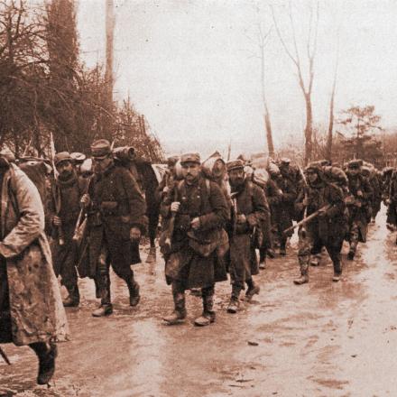 Truppe francesi in marcia nella regione di Champagne