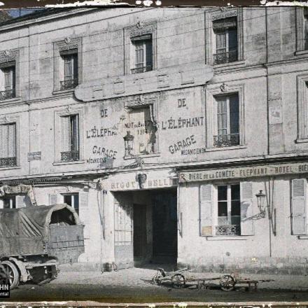 L'hôtel garage de l'Eléphant, place a Champ-de-Mars, Château-Thierry, Aisne, France, A 5 012 S