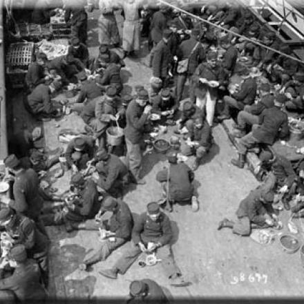 Soldati a bordo di una nave