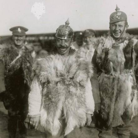 Truppe canadesi mostrano caschi e pellicce che hanno catturato in un'incursione in trincea.
