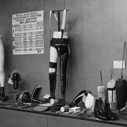 Una vetrina di arti artificiali e ausili per i soldati disabili a Berlino. © IWM (Q 88185)