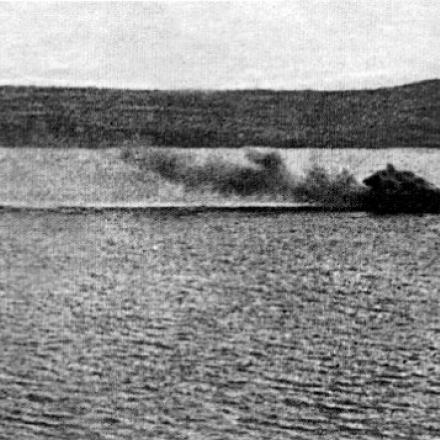 La nave da guerra francese 'Bouvet' mentre affonda