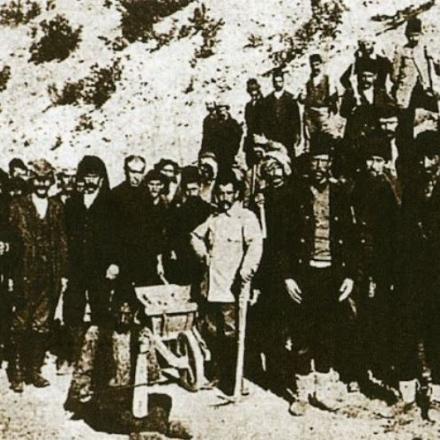 Un'unità armena disarmata e fotografata prima di essere messa a scavare la propria fossa comune