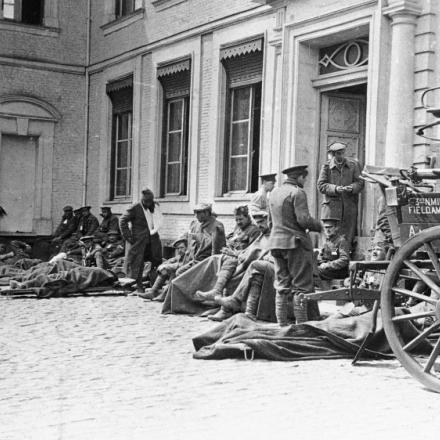 Soldati inglesi feriti in cura a Ypres