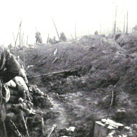 Una foto d'azione di combattimento di soldati francesi che raggiungono la cima della collina 346, lo sperone orientale di Les Éparges