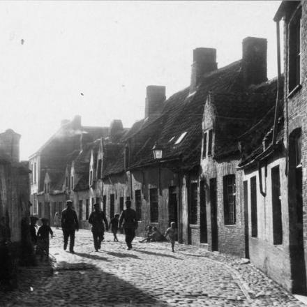 Truppe tedesche camminano per le vie di Bruges occupata. © IWM (Q 88143)