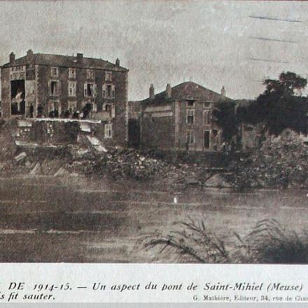 Vista del ponte di St.Mihiel, un ponte che il genio francese fece saltare in aria. © G. Mathière Editeur - Carte Postale n. 56