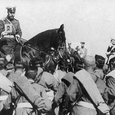 Lo zar Nicola II benedice le truppe