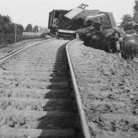 Una locomotiva russa (o bolscevica) deragliata a seguito di una azione tedesca sul fronte orientale. © IWM (Q 87004)