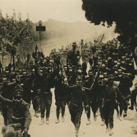 Soldati italiani attraversano la frontiera con l'Austria