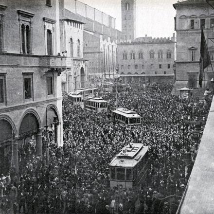 Manifestazione per la guerra a Bologna