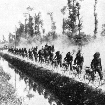 Truppe di bersaglieri in bicicletta