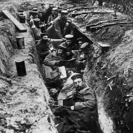 Soldati tedeschi esausti in trincea a Ypres (1915)
