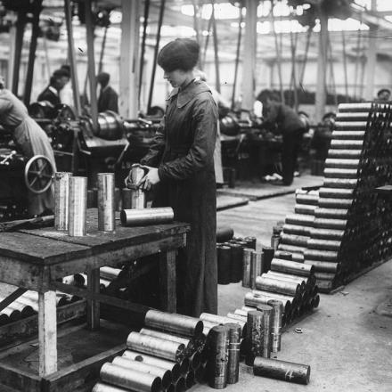 Operaia inglese in una fabbrica di munizioni 'Vickers' nel 1915 (Getty Images)