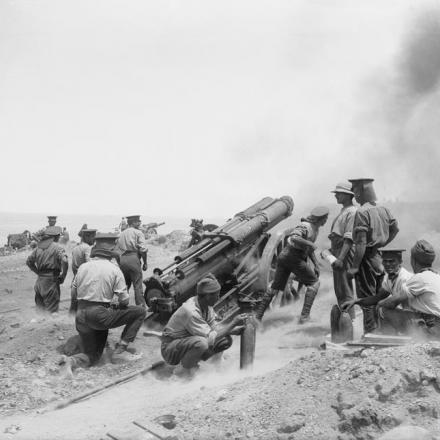 Terza battaglia di Krithia: la 90a batteria pesante, RGA, in azione vicino alla collina 114. © IWM Q 13340