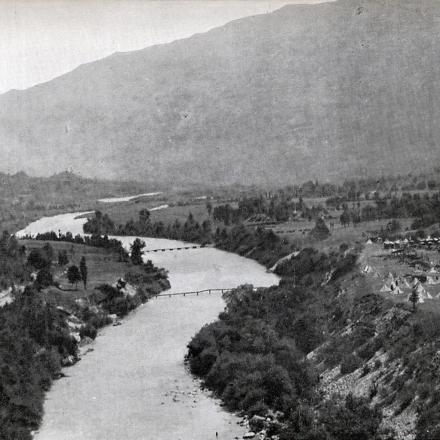 La vallata dell'Isonzo vista dalla strada di Ternovo. In fondo, il monte Matajur. Dal volume La guerra d'Italia. 1915-1916. Vol. 2: dall'inizio delle ostilità italo-austriache alla dichiarazione di guerra alla Turchia