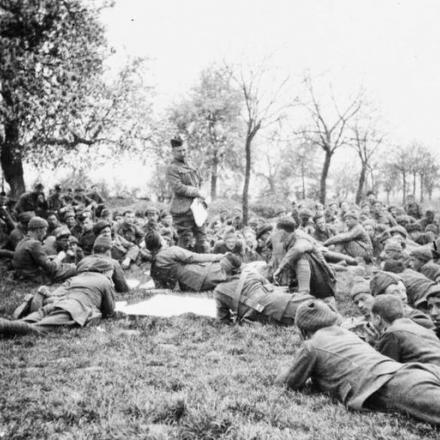 Battaglia di Aubers Ridge. Il tenente colonnello C. B. Vandeleur informa il 2 ° battaglione, Cameronians sul loro ruolo nel prossimo attacco. © IWM Q 51621
