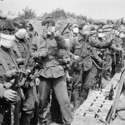 Seconda battaglia dell'Artois; Scottish Rifles si preparano per un attacco di gas nel settore Bois-Grenier. © IWM Q 51650