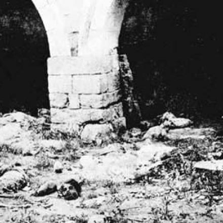 Corpi di armeni uccisi brutalmente sotto il ponte di Bitlis (genocide-museum.am) 