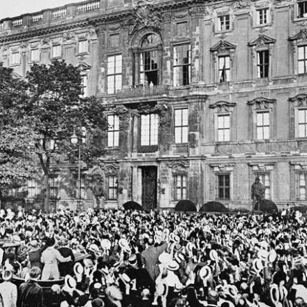Berlino, la folla applaude la proclamazione di guerra alla Russia annunciata dal Kaiser