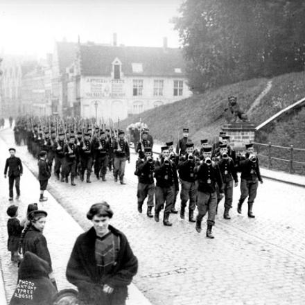 Soldati belgi marciano attraverso la porta di Menin diretti al fronte per contrastare l'avanzata tedesca