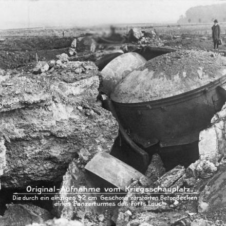 Rovine di Fort Loucin nella Fortezza di Liegi, fatte a pezzi da un mortaio tedesco di 42 cm. © IWM Q 45995