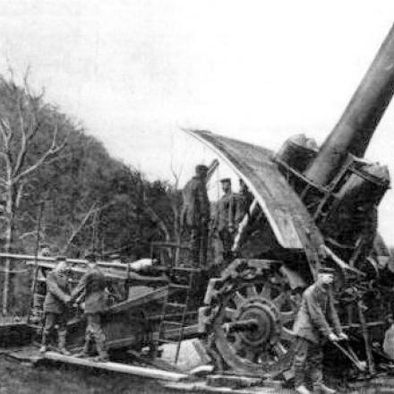 Un 'Grosse Bertha', cannone dell'esercito tedesco usato durante l'assedio di Liegi