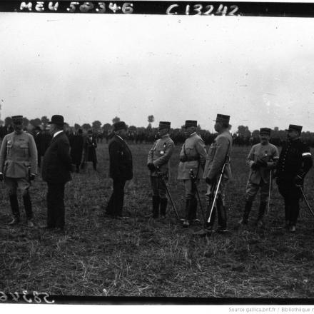 La battaglia di Le Cateau Un gruppo di soldati tedeschi catturati dall'esercito russo M. Poincaré, M. Millerand, Généraux Michel, Galliéni, Duparge, Clergerie