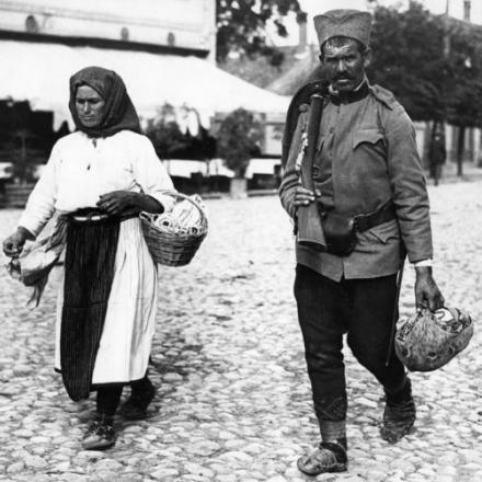 Un soldato serbo verso il fronte, accompagnato alla stazione dalla moglie. (Photo by Hulton Archive / Getty Images)