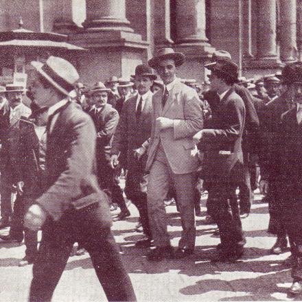 Filippo Corridoni al termine di una manifestazione interventista. © Wikipedia  - Author unknown - public domain