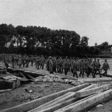 Truppe russe attraversano la Vistola ad Ivangorod. © Wikipedia  - Author unknown - public domain