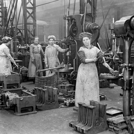 Donne inglesi in fabbrica