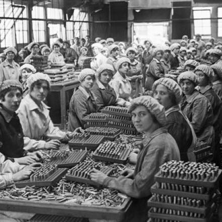 Donne inglesi in fabbrica