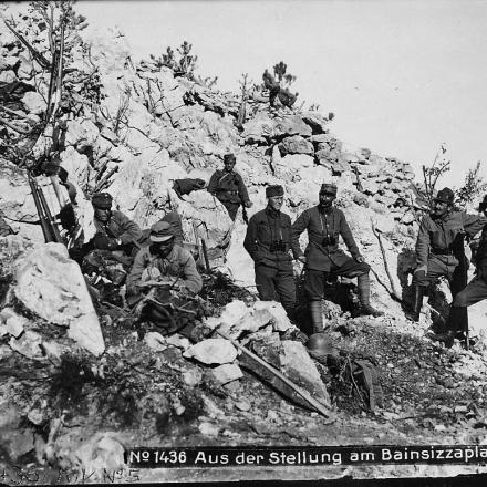 Ufficiali austriaci nelle trincee della Bainsizza
