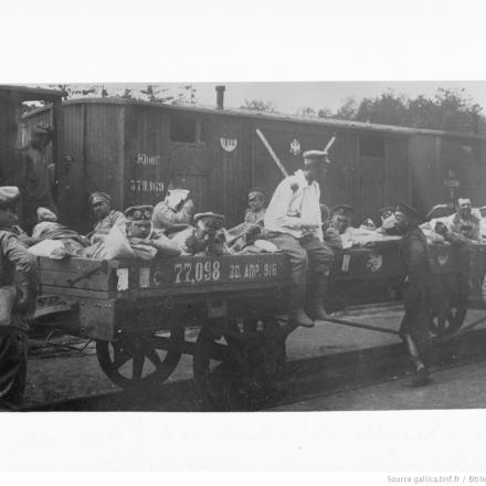 Feriti russi evacuati da Varsavia al culmine della battaglia. © BNF Gallica - Agence Rol ark_12148_btv1b69089933