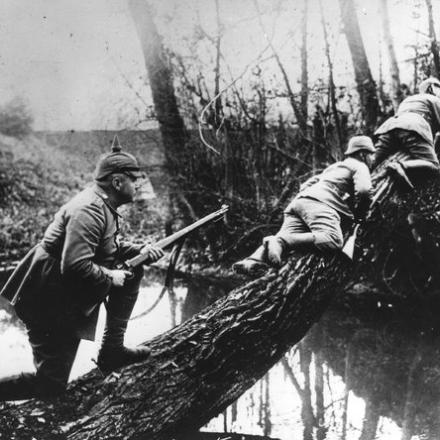 Tiratori scelti tedeschi si spostano in una posizione vicino alla linea del fronte sul fiume Aisne