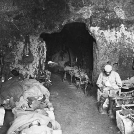 Soldati feriti riposano in una grotta in Francia