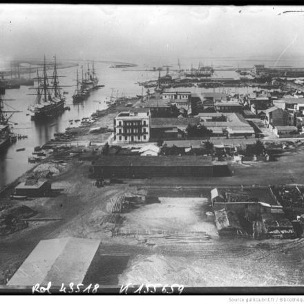 Il Canale di Suez, foto di Port Said con le navi da trasporto  truppe inglesi. © BNF Gallica - Agence Rol ark_12148_btv1b6932937f