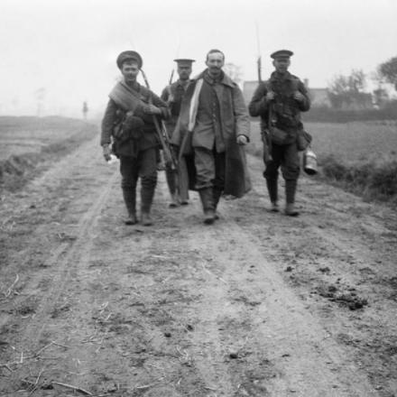 Gheluvelt, tre Scots Guards scortano un prigioniero tedesco