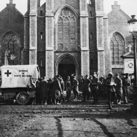 La chiesa di Dickebusch utilizzata come ospedale dai francesi, il 6 novembre 1914.© IWM (Q 57331)
