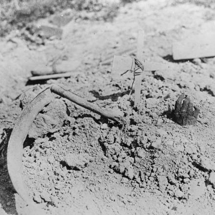 Tomba di un soldato belga da qualche parte sul fronte occidentale, 20 novembre 1914.© IWM (Q 53416)