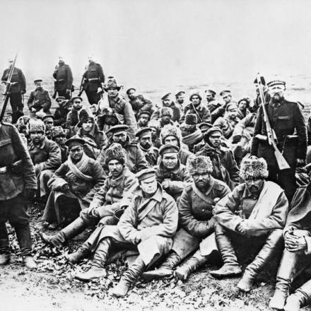Prigionieri russi custoditi dalle truppe territoriali tedesche (Landsturm) nella partizione russa della Polonia, autunno 1914. © IWM (Q 53770)